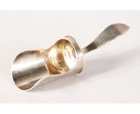 A PLAIN TEA CADDY SHOVEL. 8.5cms long.  Sheffield 1922.  Makers: The Huttons.