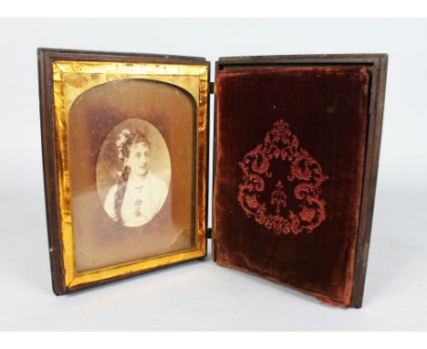 A GOOD, POSSIBLY AMERICAN, BAKELITE PHOTOGRAPH FRAME, the lid and base with a scene depicting CHRISTOPHER COLUMBUS landing in