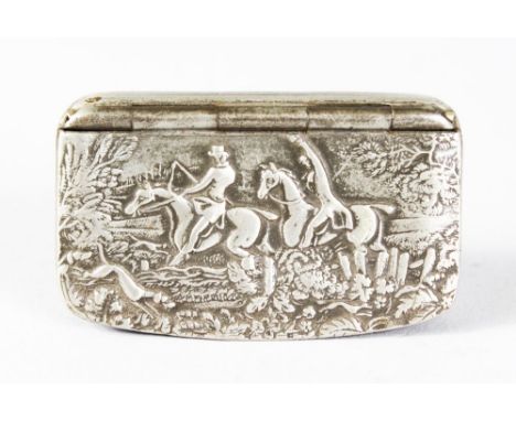 A RECTANGULAR SNUFF BOX, the lid with a hunting scene. 6cms long.