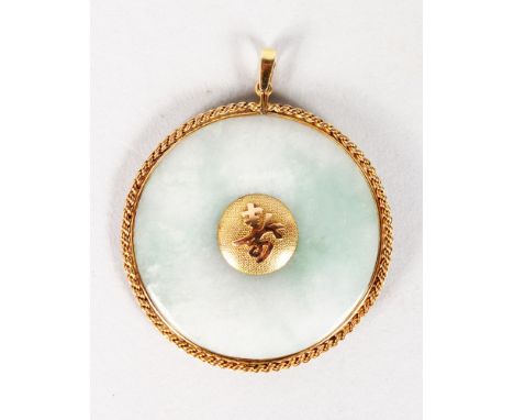 A CHINESE GOLD AND JADE CIRCULAR PENDANT.