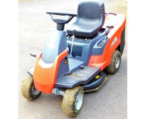A Briggs and Stratton Castle Garden XE966HD ride on tractor lawn mower, with four wheels, grass box, etc. 108cm H. 