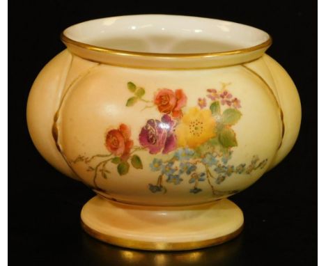 A Royal Worcester blush ivory  vase, of quatro foil shape, shape code 867, c1907, 6cm H.  There is no apparent damage or rest