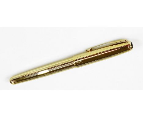 A Parker Sonnet fountain pen, in textured gilt colours with arrow clip and black circle insert to the lid, named nib, 13cm W.