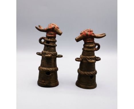 BRONZEN MIT ANTILOPENKÖPFEN, Bambara, Mali, Bronzegelbguss, hellbraun patiniert und partiell rot akzentuiert. Konische Schäft