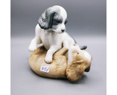 FIGURENGRUPPE: "Spielende Hunde", Porzellan, Manufaktur Nao by Lladro, Valencia / Spanien. Spielende Welpen in naturalistisch