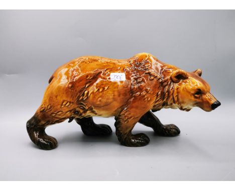 PORZELLANFIGUR "Braunbär", Manufaktur Goebel, Rödental, Marke 1979-1991. Schreitender Braunbär in naturalistischer Darstellun