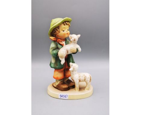HUMMELFIGUR: "Schäfer / Hirte mit zwei Lämmern", Manufaktur Goebel, Rödental, Marke 1979-1999, Modellnummer 64; Entwurf 1940e