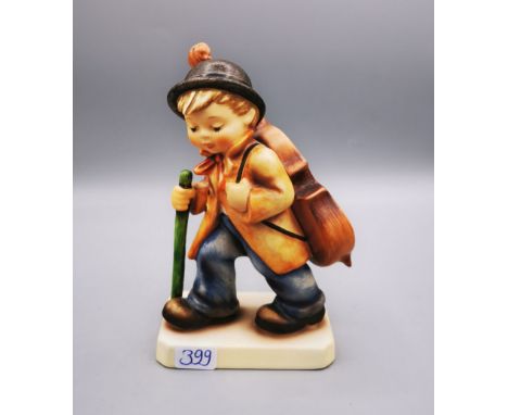 HUMMELFIGUR: "Heimkehr / Bassgeiger / kleiner Cellist", Manufaktur Goebel, Rödental, Marke 1991-1999, Modellnummer 89/1; Entw