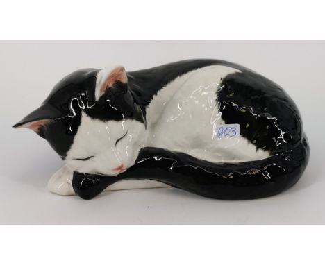 PORZELLANFIGUR "Liegende Katze", Manufaktur Goebel, Rödental, Marke 1979-1991 und Modellnummer 3101422 als Blindmarke. Zusamm