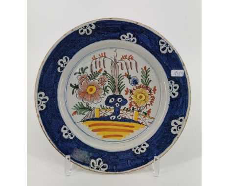 NIEDERLÄNDISCHE KERAMIK: TELLER / FLACHE SCHALE in Art Delfter Keramik, Fayence, heller Scherben. Weiße Glasur mit polychrome