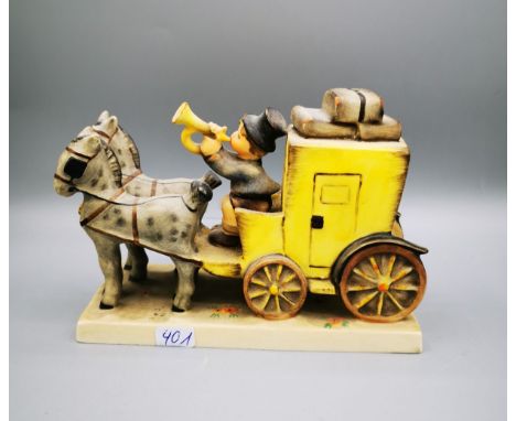 HUMMELFIGUR: "Postkutsche / Postillion", Manufaktur Goebel, Rödental, Marke 1964-1972, Modellnummer 226. Auf rechteckiger Pli