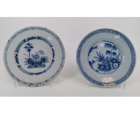 NIEDERLÄNDISCHE KERAMIK / wohl DELFTER KERAMIK:  2 TELLER / FLACHE SCHALEN in Art von chinesischem Blau-Weiß-Porzellan, ungem