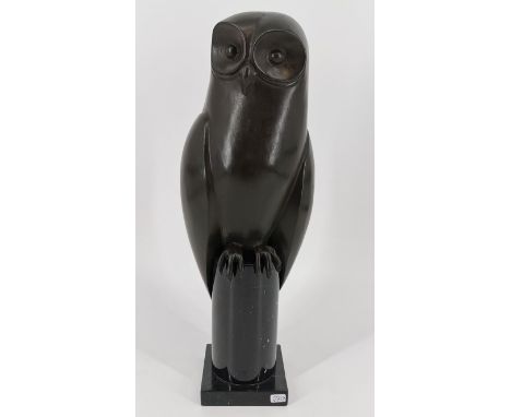 ANIMALIER / TIERBILDHAUER DES 20. JH., Skulptur: "Eule", Bronze, dunkelbraun patiniert; auf zylindrischem Marmorpostament mit