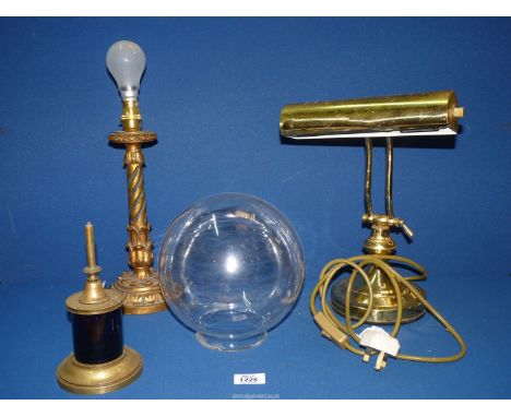 A small quantity of items to include a brass Bankers lamp, Giltwood lamp, clear globular shade etc.