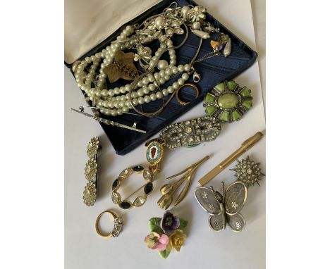 A QUANTITY OF COSTUME JEWELLERY TO INCLUDE BROOCHES, PEARLS AND A SILVER RING ETC 