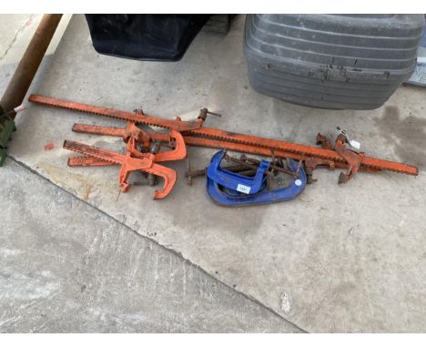 AN ASSORTMENT OF CLAMPS TO INCLUDE SASH CLAMPS AND RECORD G CLAMPS ETC 