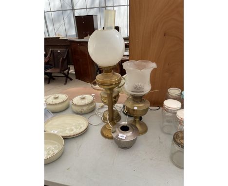 AN ASSORTMENT OF VINTAGE OIL LAMPS AND TABLE LAMPS 