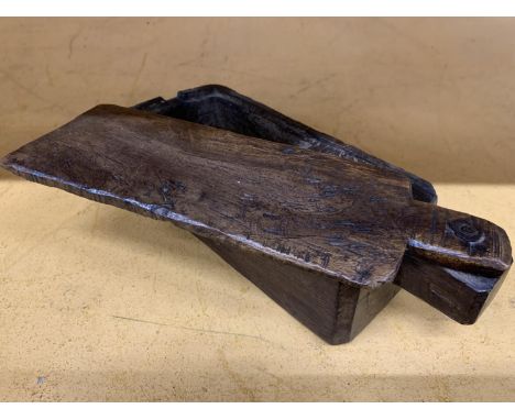 A VINTAGE TREEN SALT BOX HEIGHT 9.5CM, LENGTH 30CM, DEPTH 10CM 