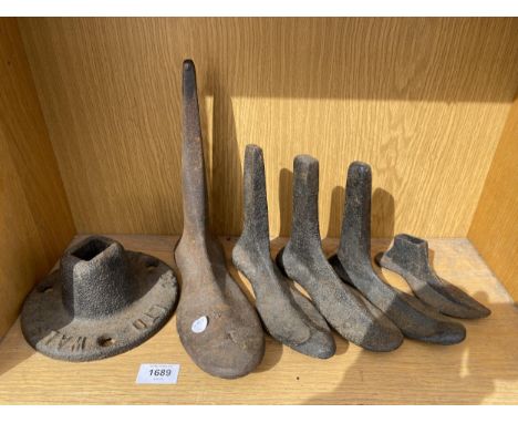 FIVE VINTAGE COBBLERS LASTS AND A FURTHER CAST IRON BRACKET 