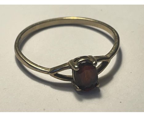 A 9 CARAT GOLD RING WITH A RED GARNETT STONE SIZE Q/R 