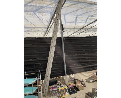 AN ALUMINIUM 32 RUNG EXTENDABLE DOUBLE LADDER 