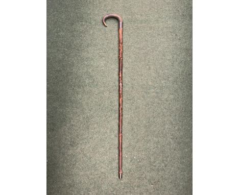 A VINTAGE HORN EFFECT HANDLED WALKING STICK WITH SILVER FERRULE 