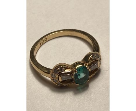 A 18 CARAT GOLD RING WITH A CENTRE GREEN STONE AND DIAMONDS SIZE J/K 