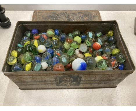 A VINTAGE TIN CONTAINING A QUANTITY OF MARBLES 