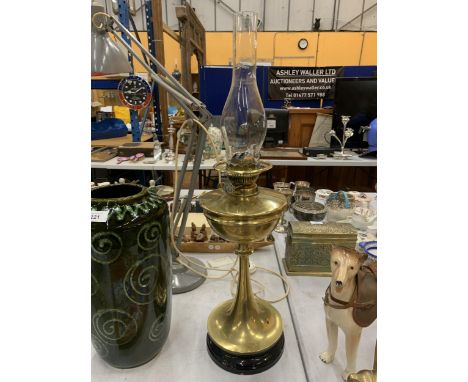 A VINTAGE BRASS OIL LAMP HEIGHT 68CM 