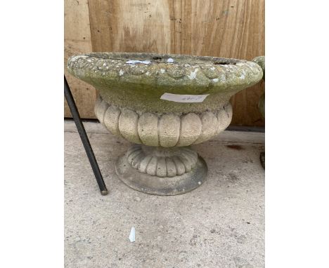 A RECONSTITUTED STONE URN STYLE PLANTER (H:34CM D:47CM) 