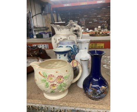 A QUANTITY OF VINTAGE JUGS AND VASES TO INCLUDE A LARGE 'MEADOW SWEET' JUG 