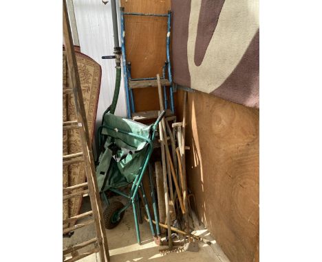 AN ASSORTMENT OF GARDEN TOOLS TO INCLUDE FORKS, RAKES AND A LADDER ETC 