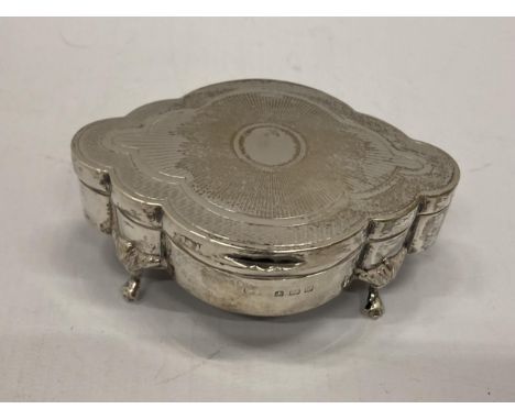 A HALLMARKED SILVER LIDDED TRINKET BOX ON PAW FEET, HALLMARKS FOR BIRMINGHAM, 1910, 9.5CM LENGTH 