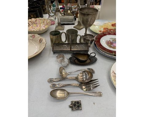 A QUANTITY OF SILVER PLATED ITEMS TO INCLUDE A LARGE ENGRAVED GOBLET, FLATWARE, SAUCE JUG AND SAUCER, TANKARDS, ETC PLUS A HA