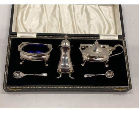 A CASED HALLMARKED SILVER CRUET SET COMPRISING PEPPERETTE, MUSTARD POT, OPEN SALT &amp; TWO SPOONS, HALLMARKS FOR BIRMINGHAM 