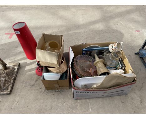 AN ASSORTMENT OF ITEMS TO INCLUDE A LAMP, CERAMICS AND GLASS WARE ETC 