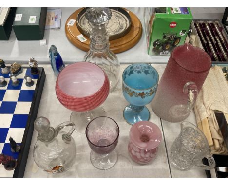 A QUANTITY OF VINTAGE COLOURED AND CLEAR GLASS TO INCLUDE A HANDPAINTED JUG WITH PONTIL MARK, A DECANTER, VASE, TAZA BOWL, TU