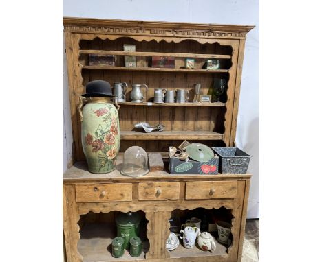 A MIXED GROUP OF VINTAGE ITEMS, LARGE VASE, ENAMEL STORAGE JARS, PEWTER, TINS ETC 