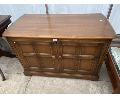 AN ERCOL ELM HI-FI CABINET WITH LIFT-UP LID, 41" WIDE 