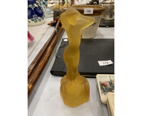 A VINTAGE AMBER GLASS ART DECO FIGURE OF A LADY HEIGHT 18CM 