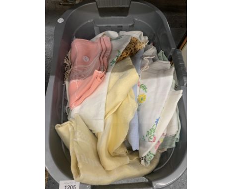 A QUANTITY OF VINTAGE LINEN AND COTTON TO INCLUDE TABLECLOTHS, PLACEMATS, ETC 