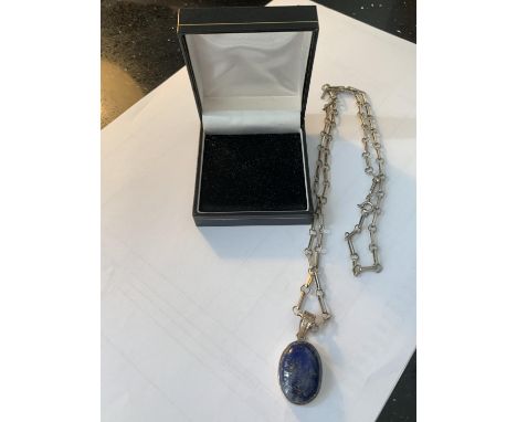 A SILVER NECKLACE WITH SILVER AND BLUE STONE PENDANT IN A PRESENTATION BOX 