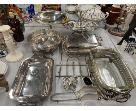 A QUANTITY OF SILVER PLATED ITEMS TO INCLUDE A FOOTED BOWL, TAZA DISH, BASKET DISH, SALT, PEPPER AND MUSTARD POTS WITH BLUE G