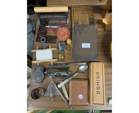 A MIXED VINTAGE LOT TO INCLUDE A PERPETUAL CALENDAR, CIGARETTE CASE, DOMINOES, LIGHTERS, A WHISTLE, ETC 