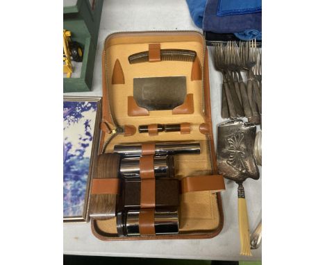 A GENTLEMAN'S VINTAGE GROOMING SET 