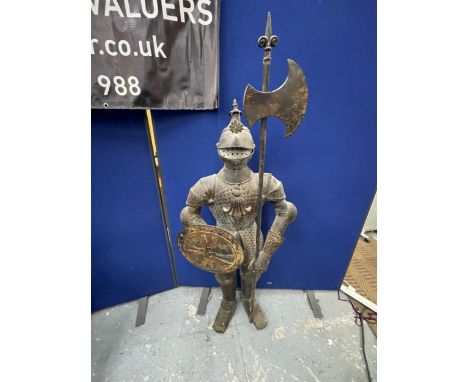 A LARGE METAL MODEL OF A MEDIVIAL KNIGHT, HEIGHT 139CM 