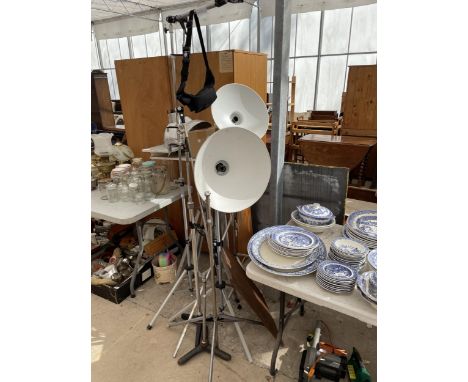 AN ASSORTMENT OF PHOTOGRAPHY AND LIGHTING EQUIPMENT TO INCLUDE A LASTOLITE ADJUSTABLE REFLECTOR HOLDER, PHOTAX LIGHT STANDS, 