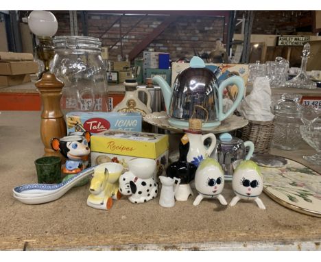 A MIXED LOT TO INCLUDE NOVELTY EGGCUPS, A STINLESS STEEL AND CERAMIC RETRO TEAPOT, ICING SETS, RECIPE CARDS, ETC 