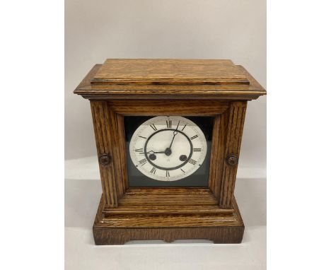AN EARLY 20TH CENTURY JUNGHANS, GERMAN, OAK CASED CHIMING MANTLE CLOCK WITH KEY 