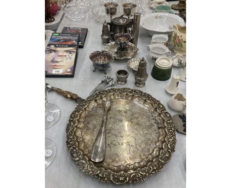 A QUANTITY OF SILVER PLATED ITEMS TO INCLUDE FOOTED TRAYS, AN ART DECO STYLE TEAPOT, GOBLETS, A JUG, CRUETS, ETC 